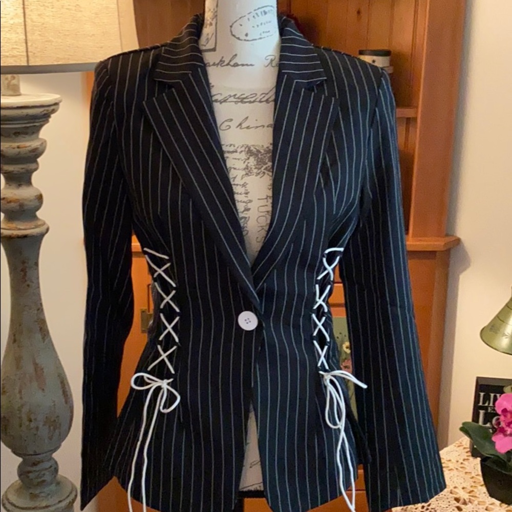Beautiful Blazer - Picture 5 of 10